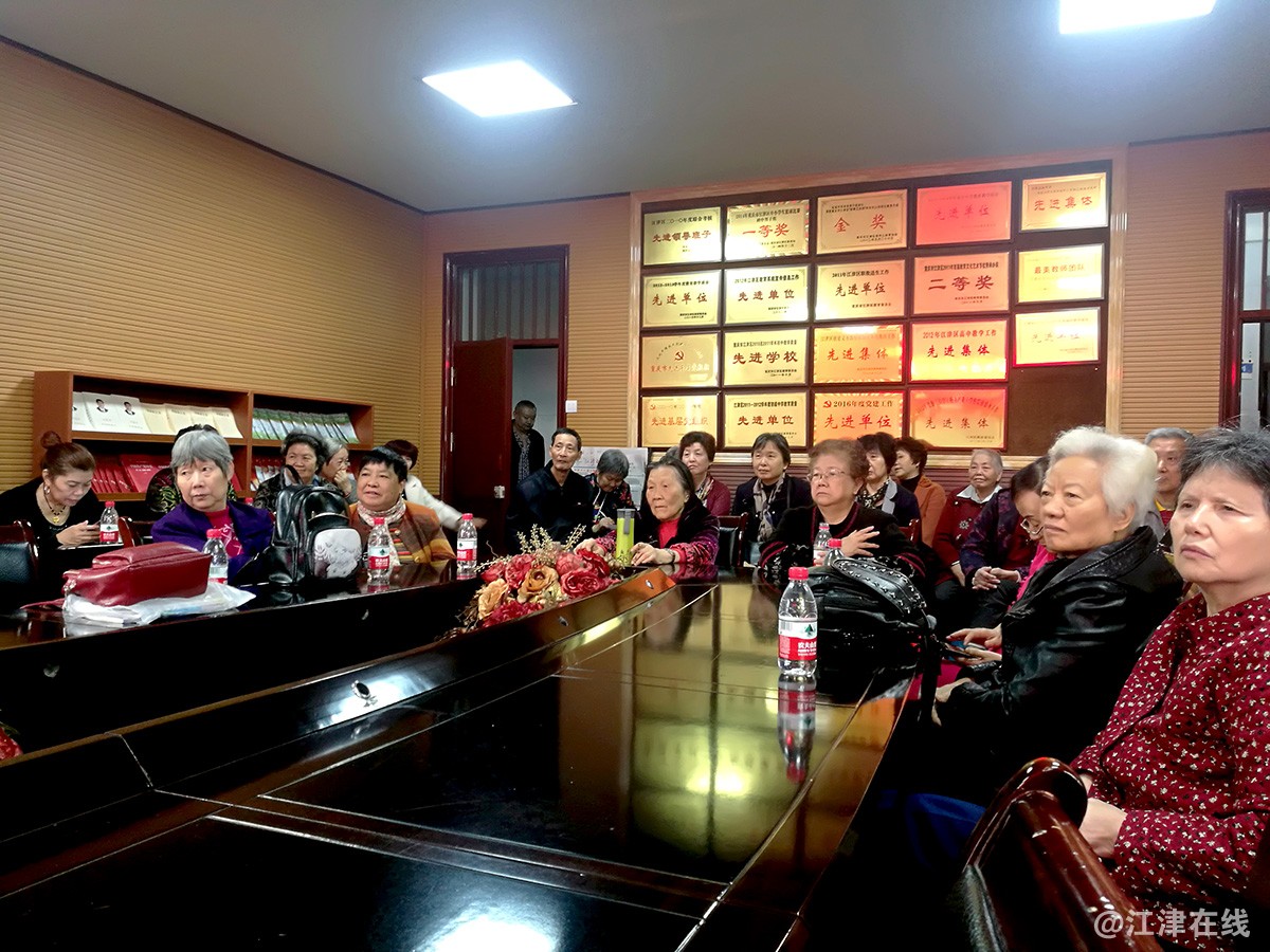 学校重阳节座谈会 (3).jpg