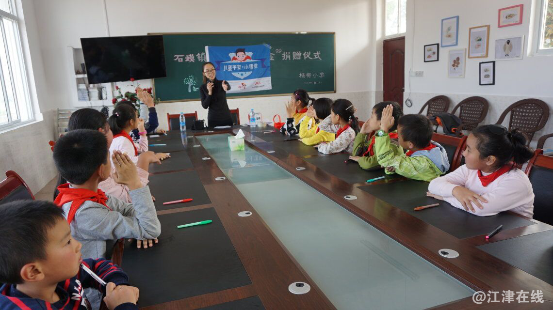 图为小组成员积极参与应急物品知多少竞猜中.png