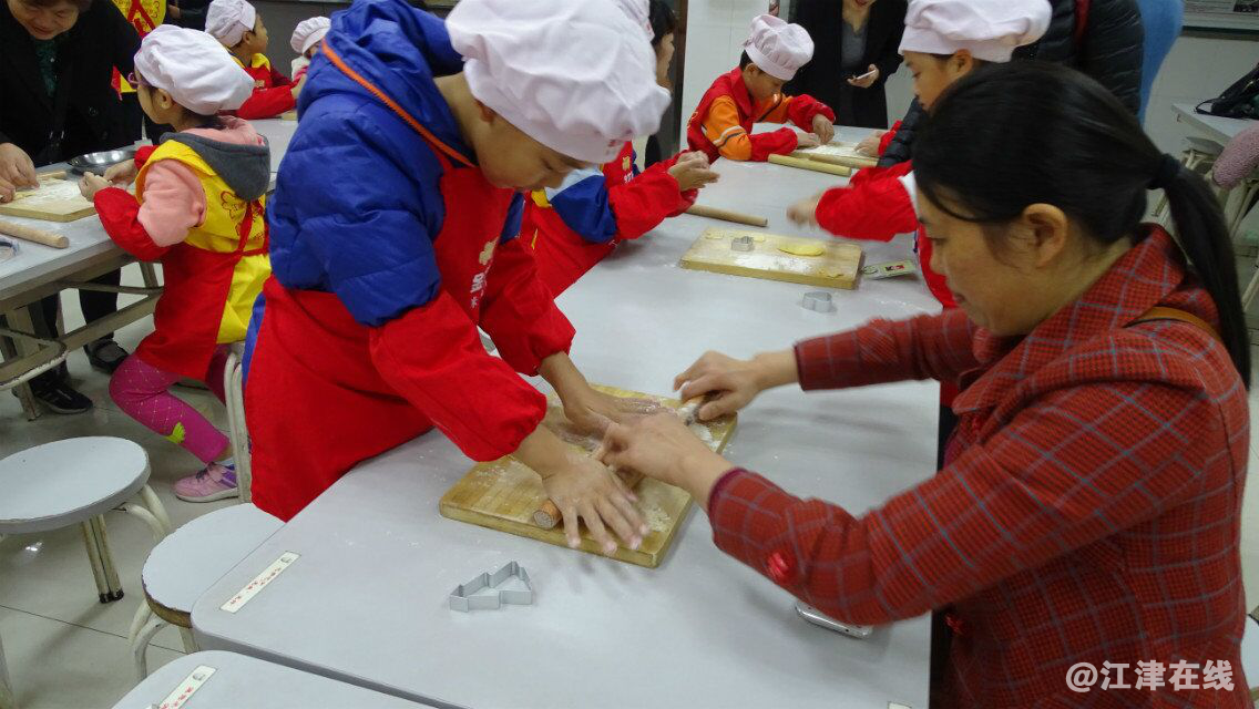 图一：小天使与家长一同制作DIY饼干.png