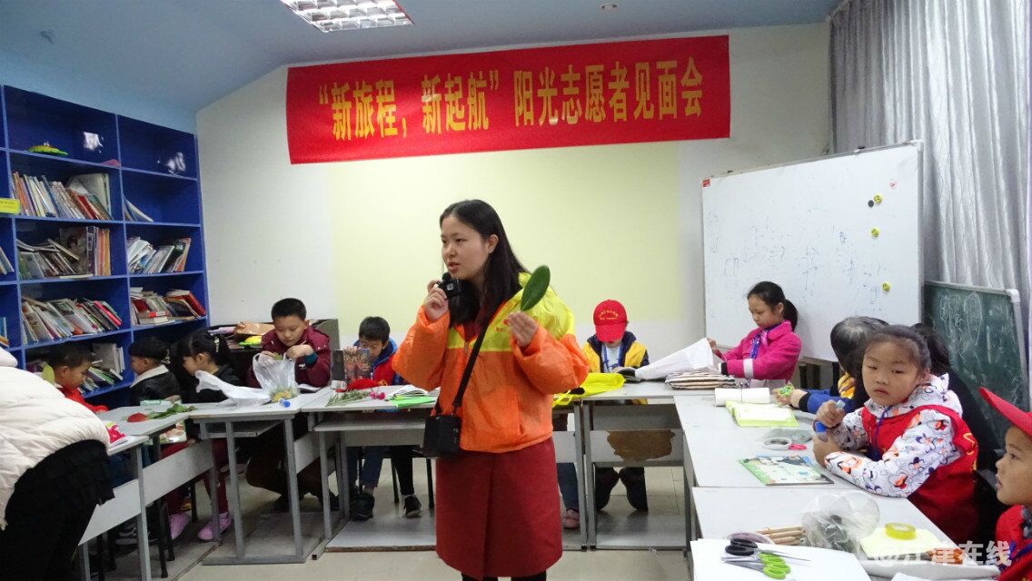 图为小天使们认识树叶.png