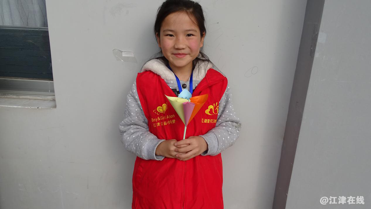 图为小天使展示自己的成果.png