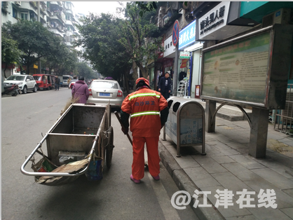 环卫工人在辛勤劳动