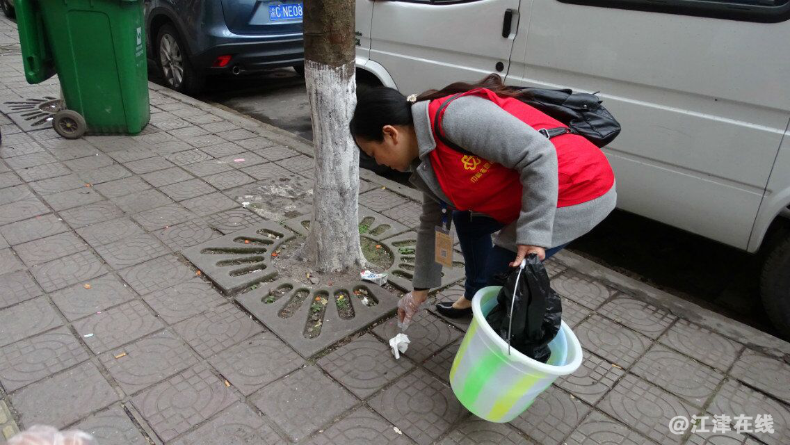 图为志愿者捡拾垃圾.png