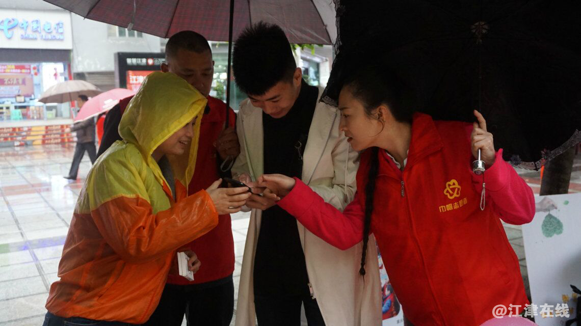 图为社工和志愿者通过协助年轻群众参与社工网络知识竞答.png