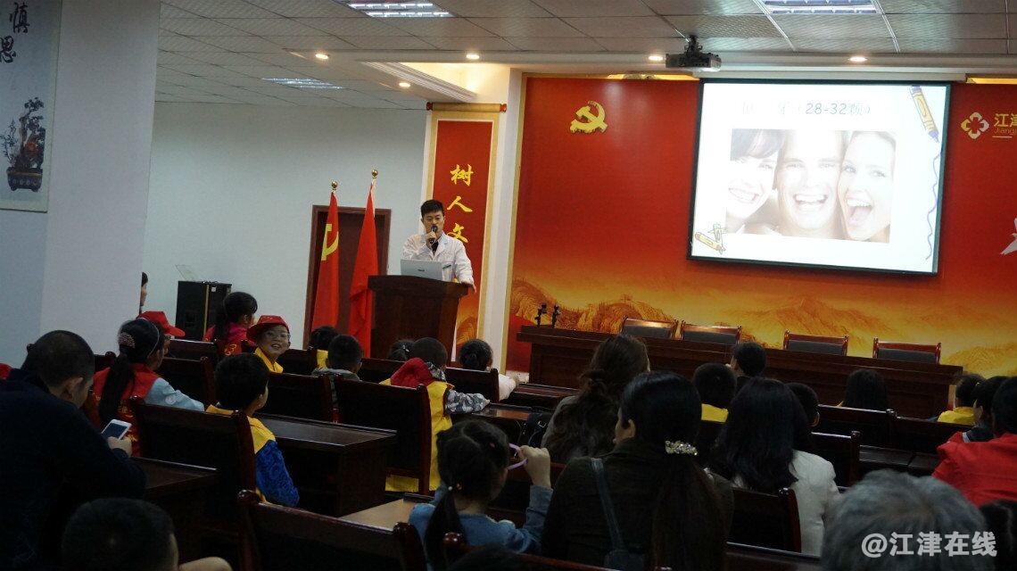 图为医生讲解口腔保健知识.jpg