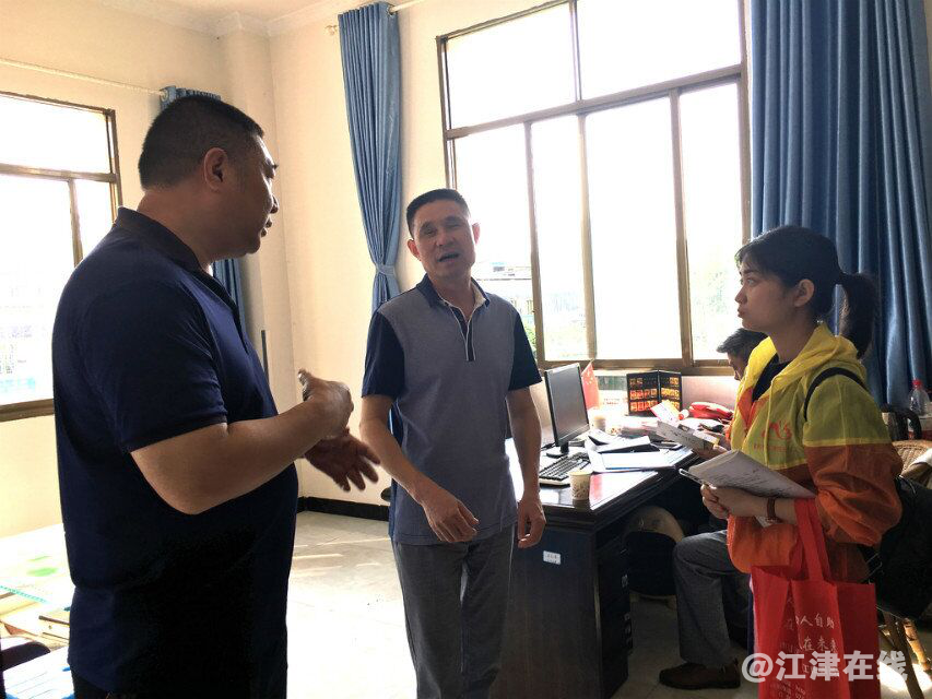 图为中心理事长与社区主任交流.png