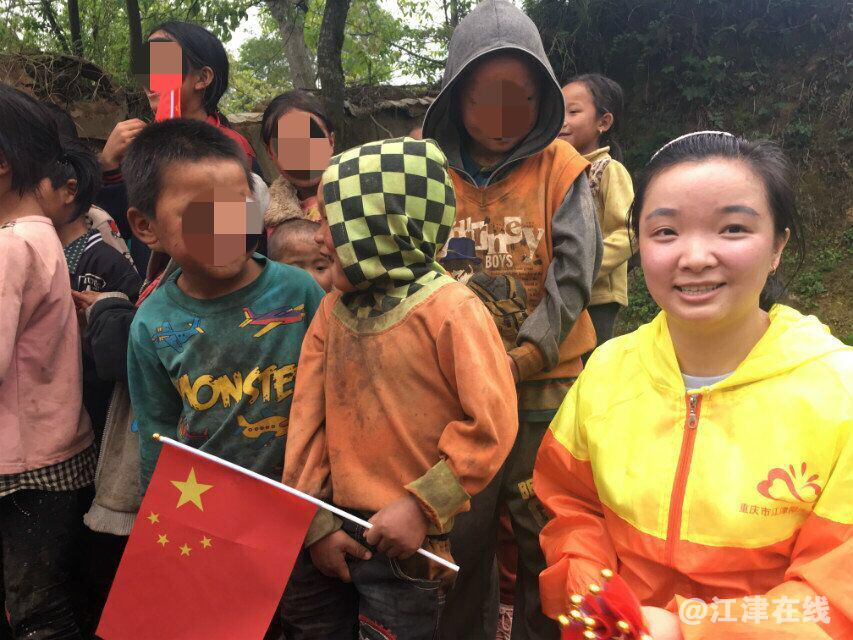 图为志愿者与孩子合影.png