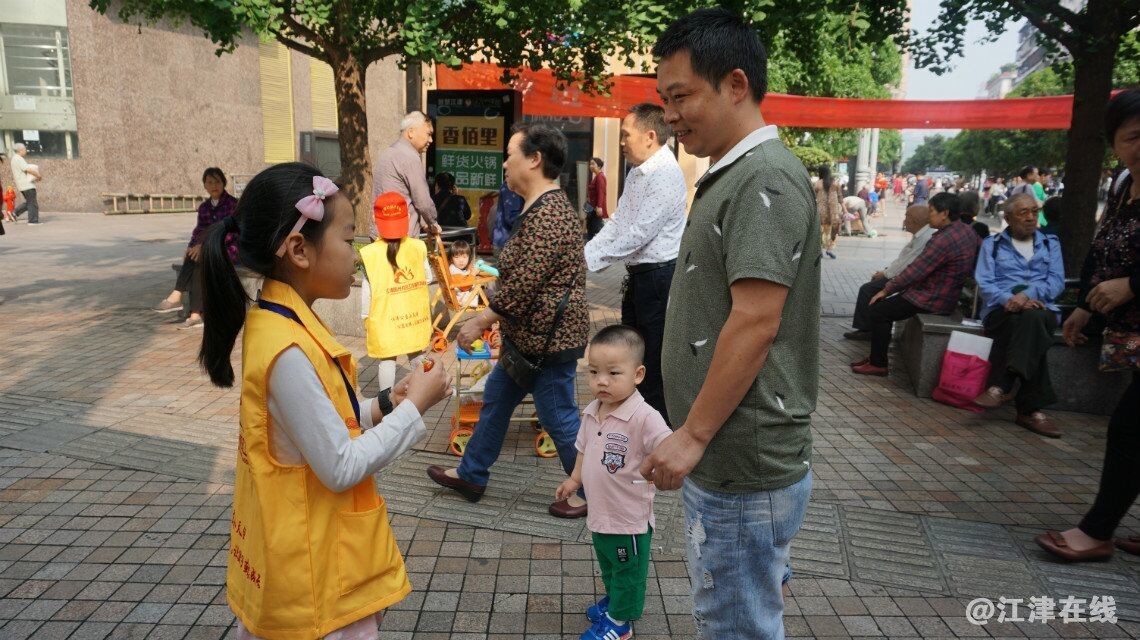 图为志愿者劝导市民不在公共场所吸烟.jpg
