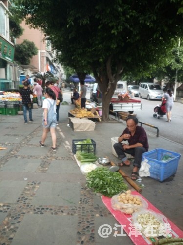 这是淡季了，要是上下班走路都费劲