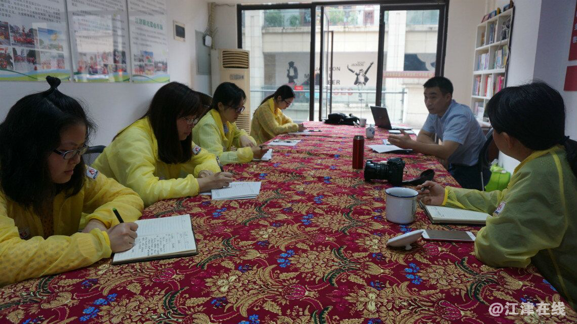 图为晏主任解答社工问题并进行总结发言.png