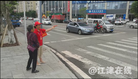 图为劝导志愿者引导市民文明出行.png