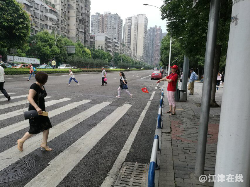图为志愿者在坚守岗位，认真指挥交通2.png