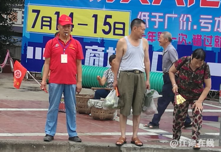 图为志愿者正在坚守岗位2.png