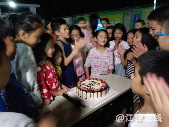 图为营地集体庆生.png