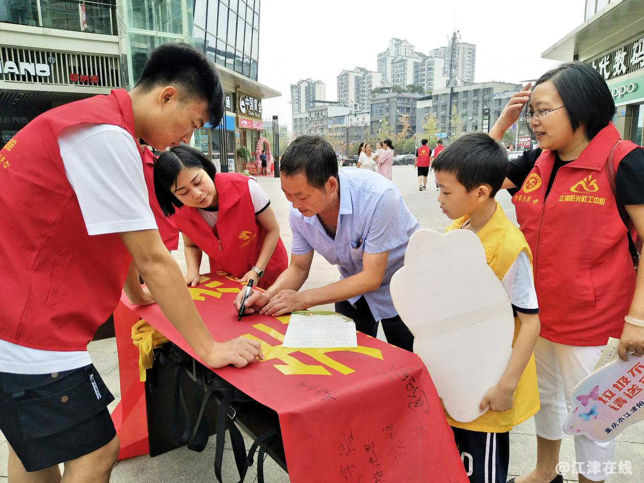 图为市民签名留影.png