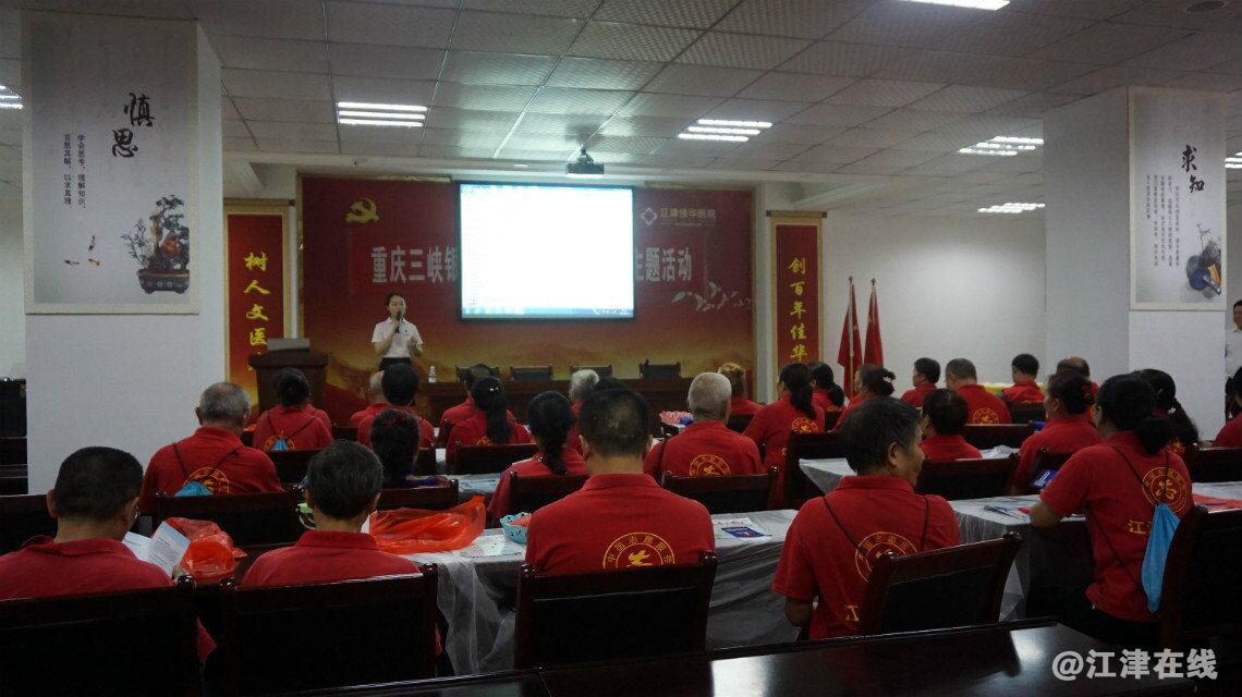 图为工作人员为志愿者讲解防骗信息.png