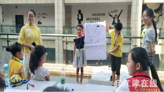 图为向其他组员分享自己小组了解到的与毒品相关的知识.png