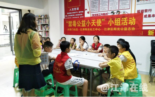 图为阳光社工检查家庭作业完成情况.png