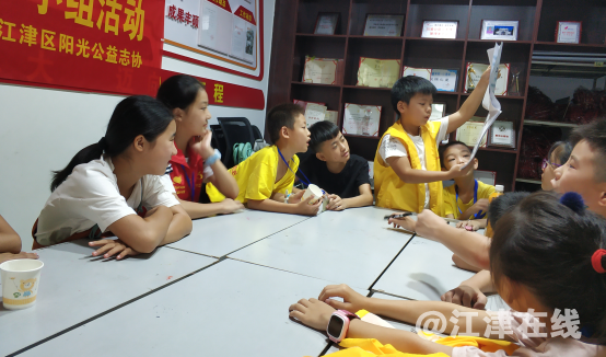 图为组员赵左带领其他组员一起学习毒品的种类.png
