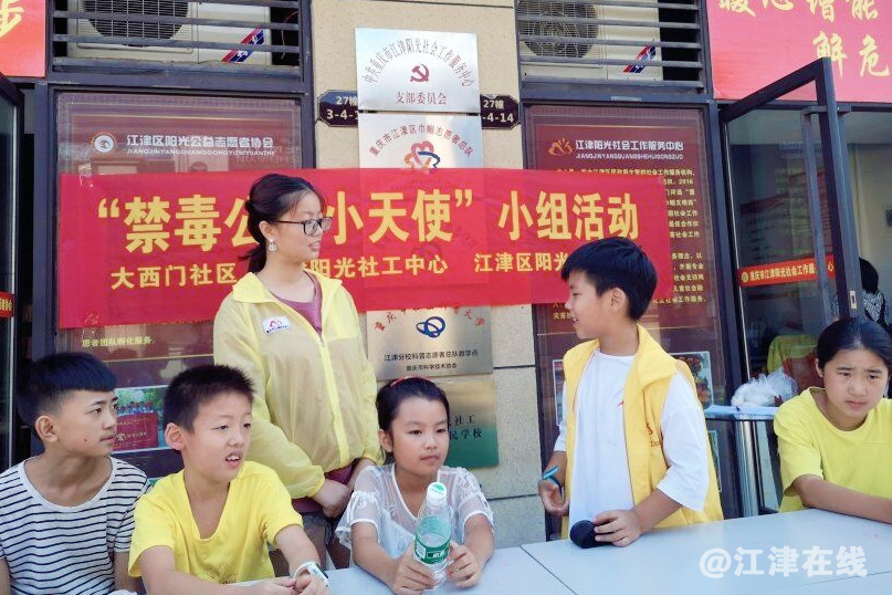 图为阳光社工检查家庭作业完成情况.png