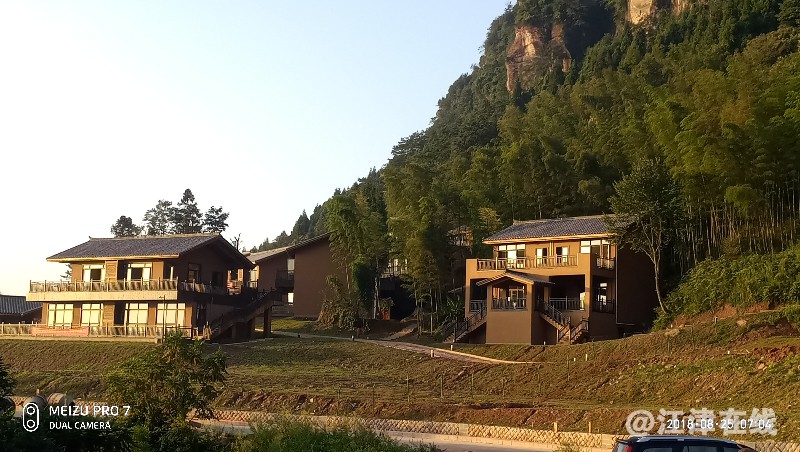 P80825-070402.jpg
