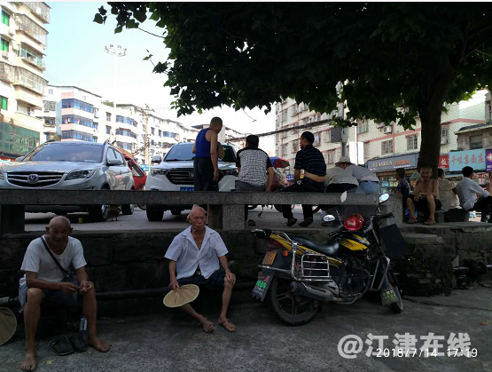 因为静地被侵占这些老人只有座在水管上看到真寒酸.