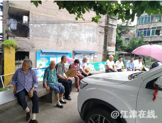 小车侵占无奈的老人