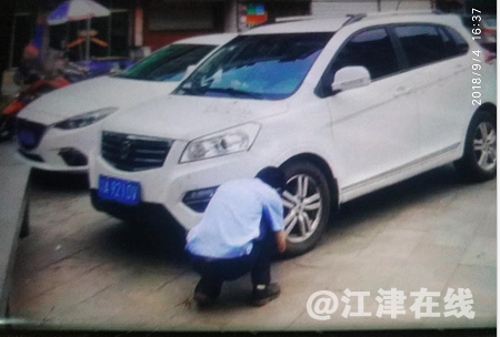城管队员在锁车