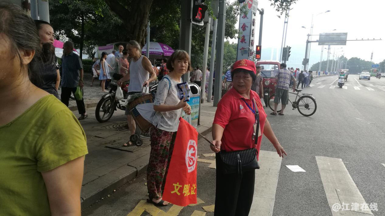 图为志愿者文明劝导服务1.png