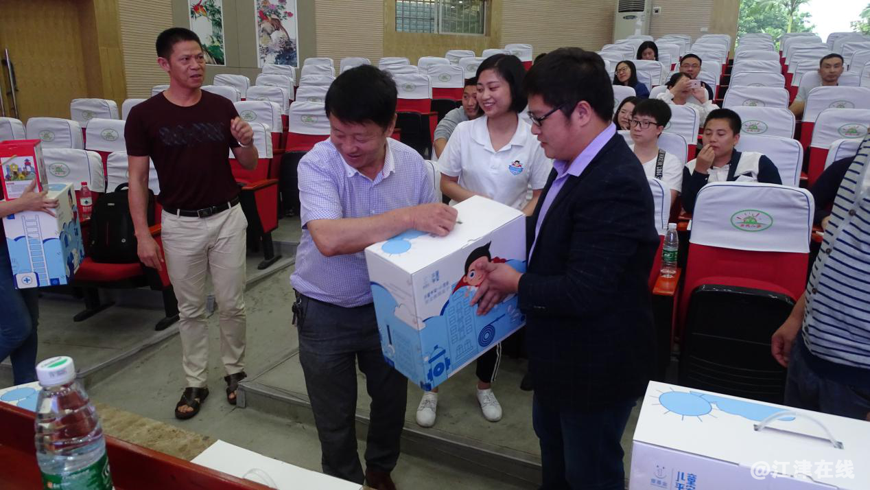 图为为项目学校发放教育盒子.png