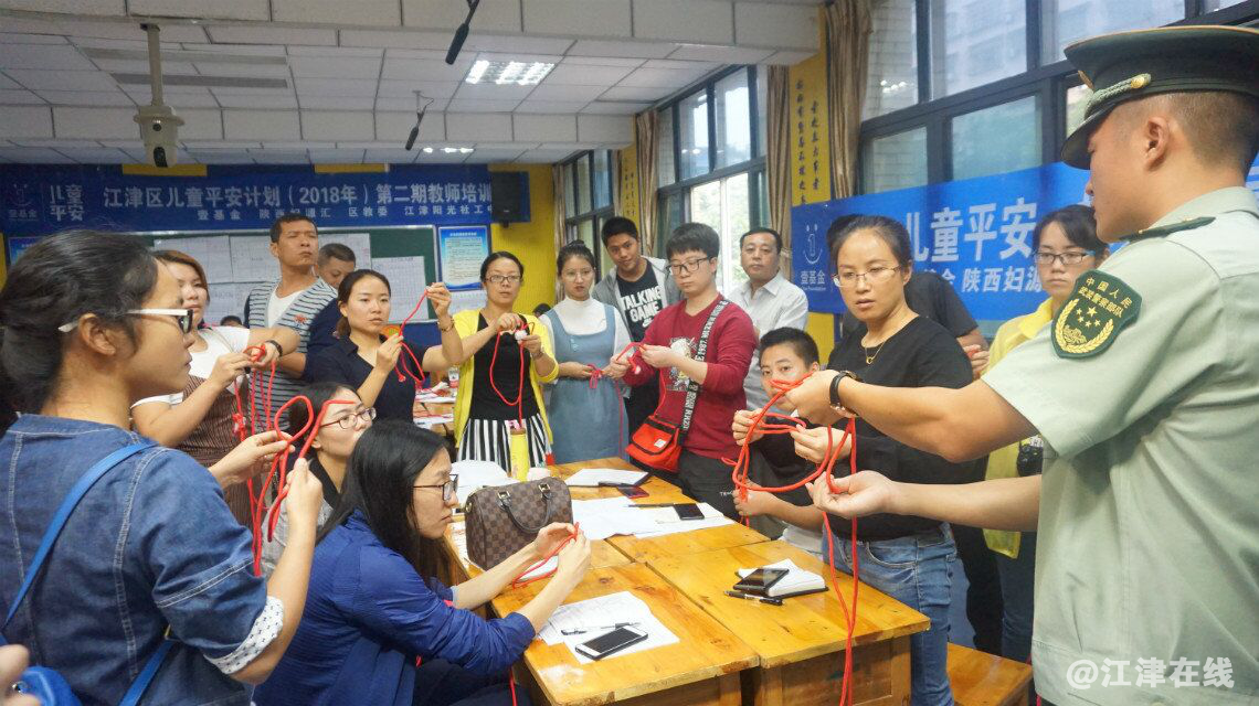 图为张排长教学逃生绳索打结.png