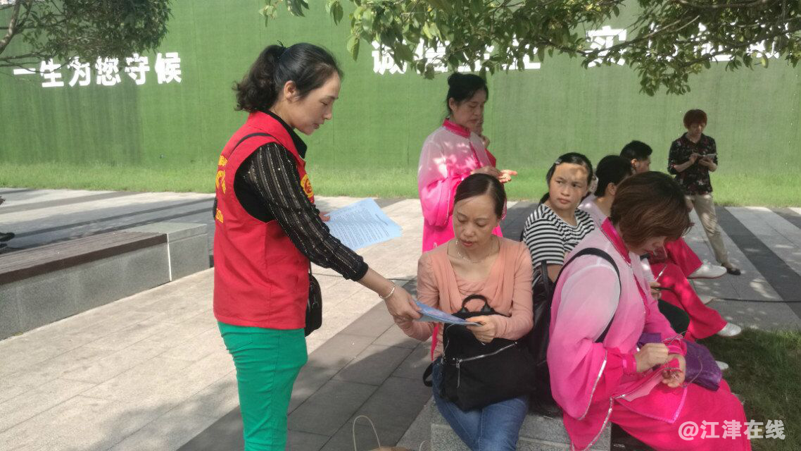 图为志愿者为市民发放宣传单.png