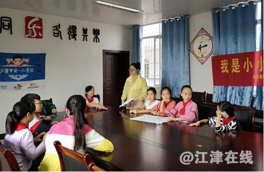 图为对社工举得例子进行提问，引起的小组讨论.png