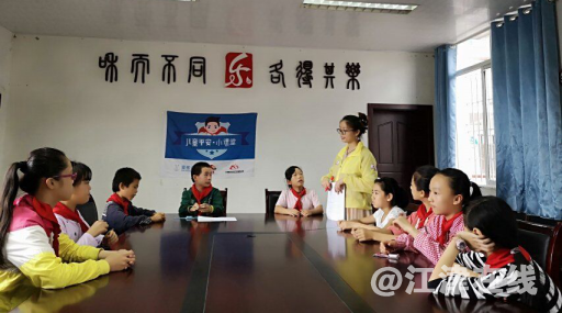 图为社工讲解本节小组活动内容和流程.png
