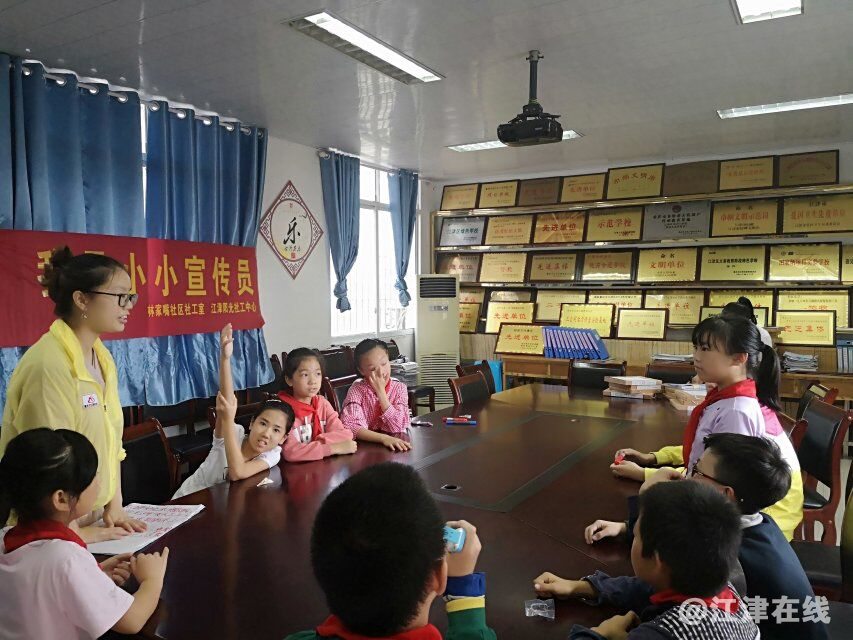 图为组员对社工的提问.png