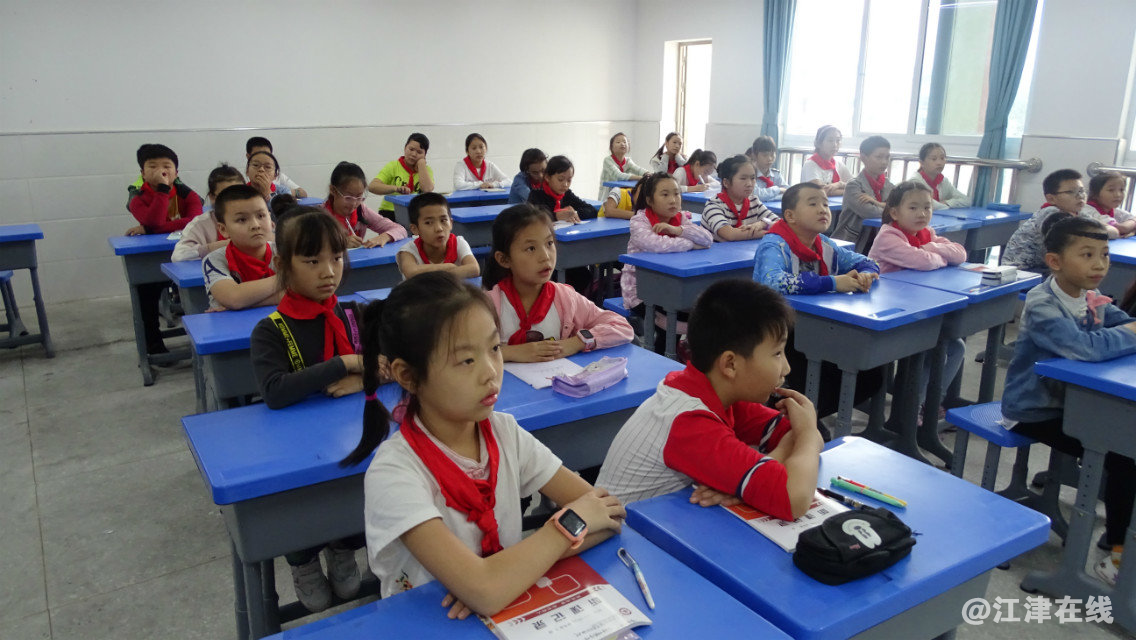 图为孩子们安静听课.png