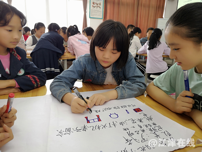 图为成员认真绘画易燃物2.png