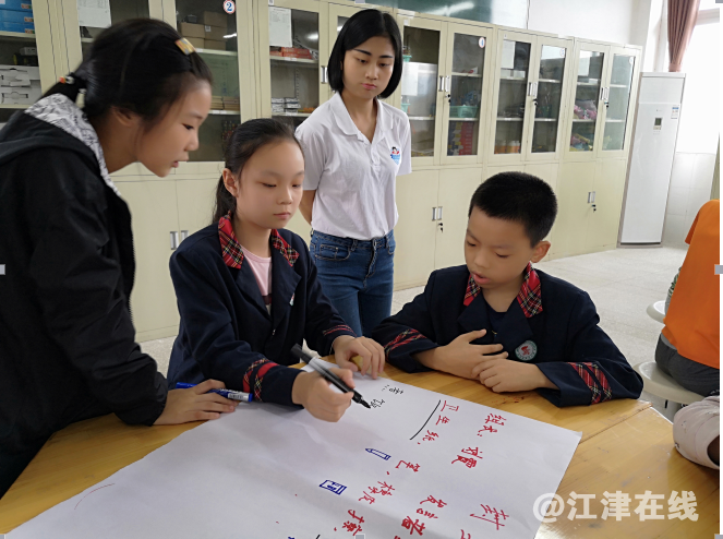 图为成员认真绘画易燃物3.png