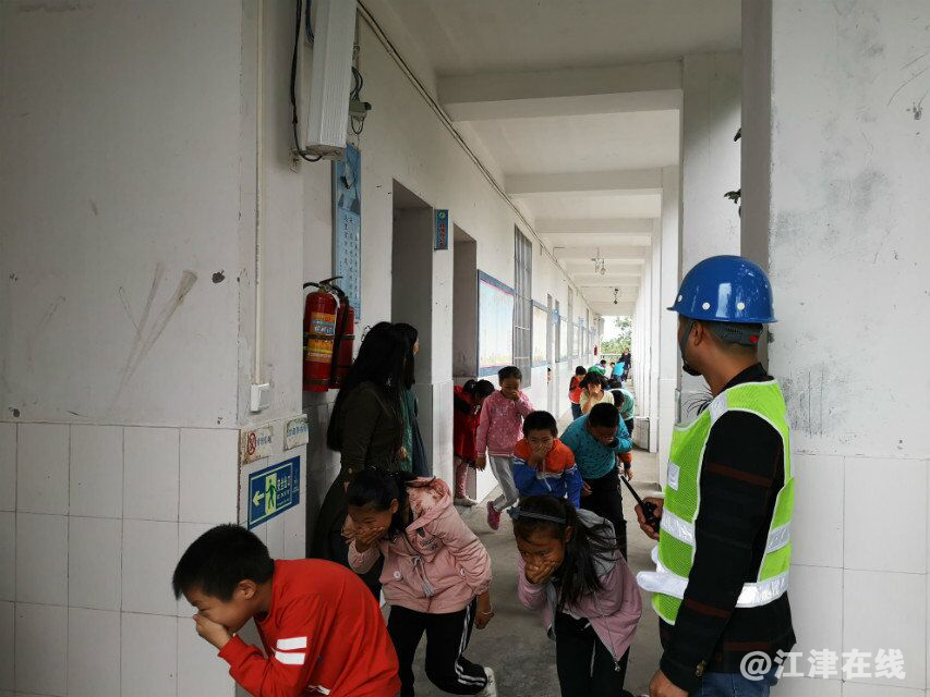 图为孩子们进行有序撤离.png