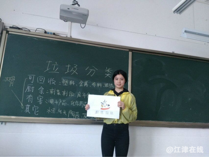 图为孩子们认识垃圾分类图标.png