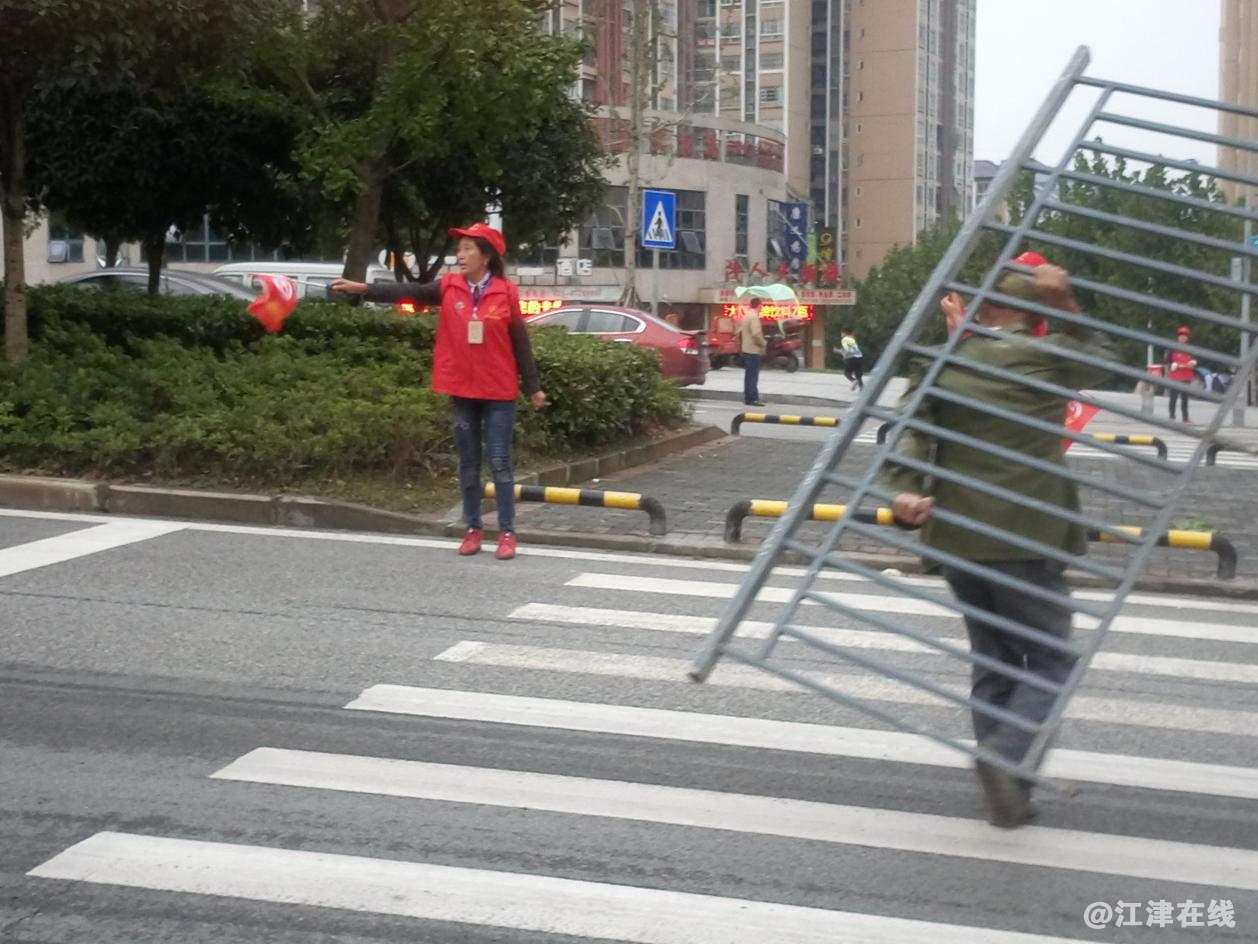 图为志愿者在路边文明劝导.png