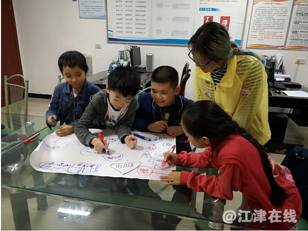 图为小组成员绘制交通标识牌2.png