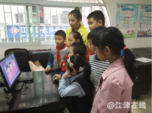 图为组员观看交通安全小视频.png