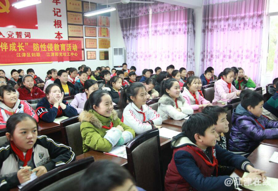 图为孩子们观看视频.png