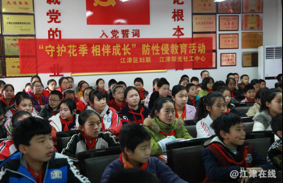 图为孩子们认真听讲.png