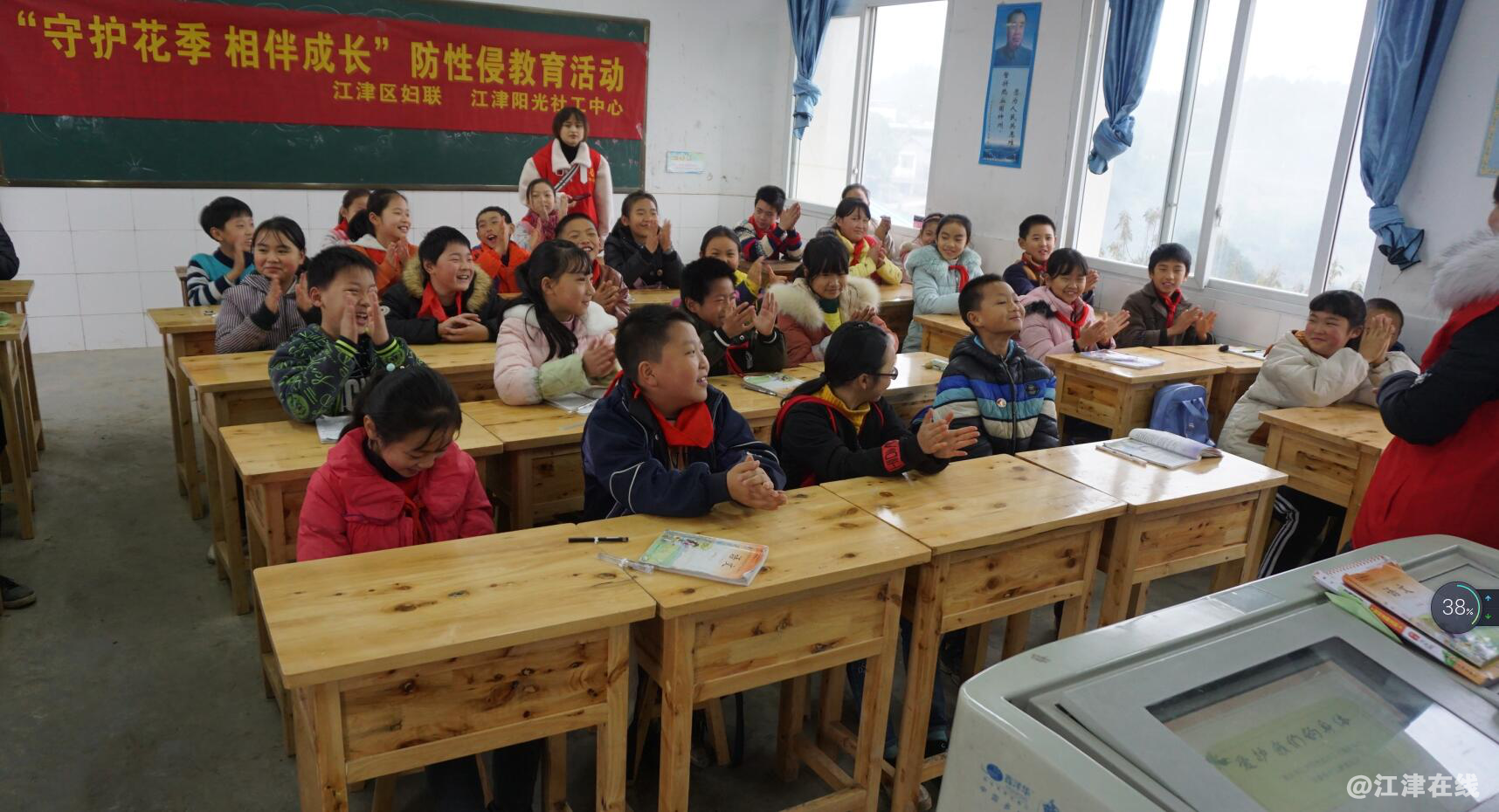 图为学生们认真的听课.png