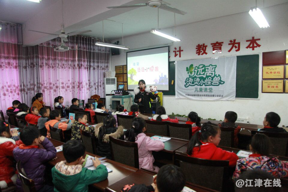 图为学生们认真的听课.png