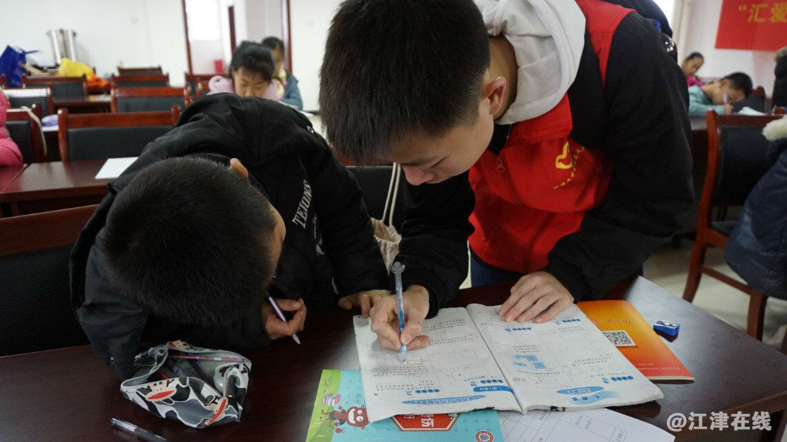 图为志愿者为留守儿童提供作业辅导服务2.png