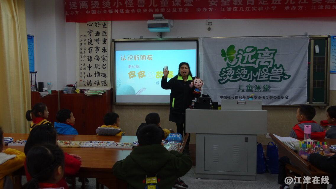 图为老师带领孩子们认识“皮皮”.png