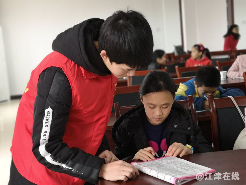 图为第五中学志愿者给孩子们辅导作业.png